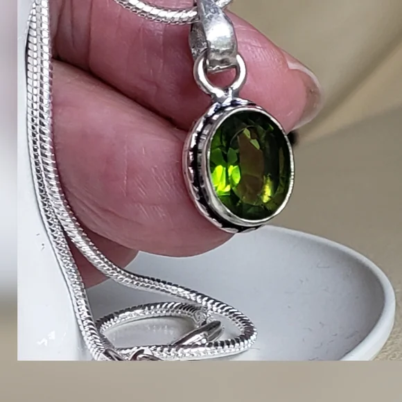 Peridot Gemstone & Silver Necklace,  Beautiful Faceting, Gorgeous Green, Chain - Picture 3 of 12